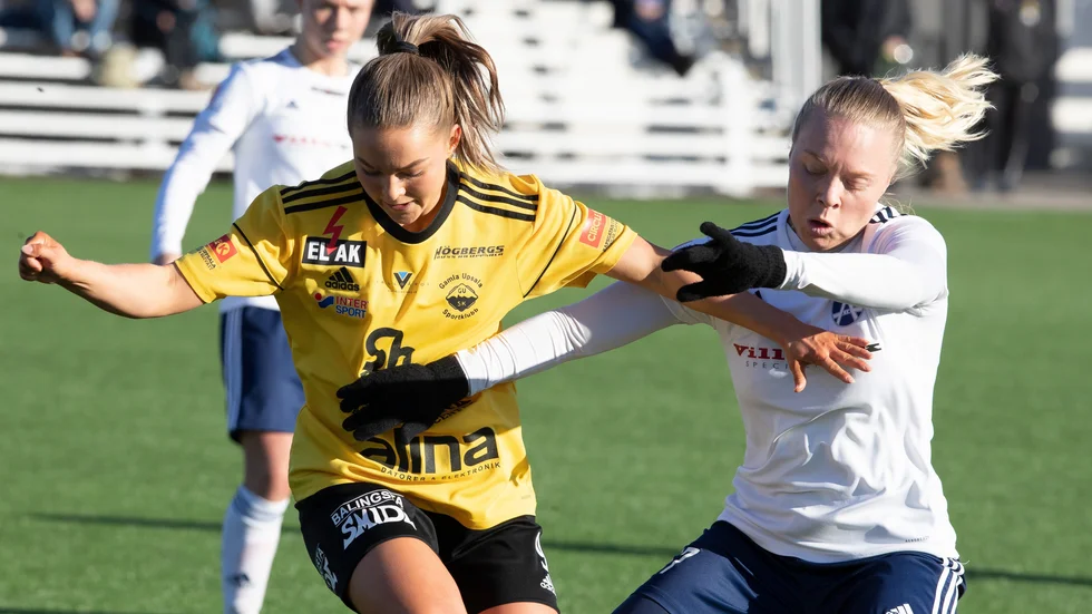 Camilla Olsson (th) i närkamp med Gusks Mathilda Henriksson. (Arkivbild)