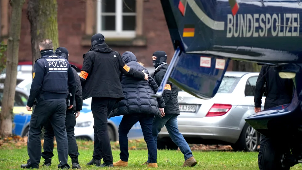 En man misstänkt för att ha deltagit i tyska kupplanerna grips i Karlsruhe den 7 december.
