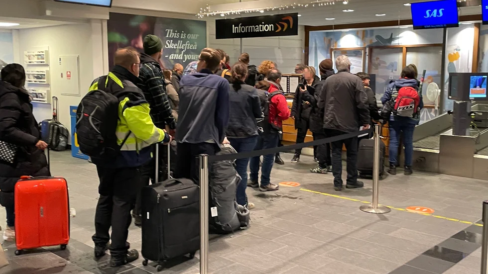 De resenärer som skulle åka med Ryanairs morgonflyg på fredagen satt strandade i tolv timmar innan de fick beskedet att planet var inställt.
