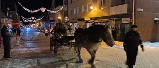 Se Enköpings Lucia i kortege genom staden