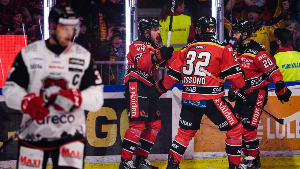 Jonathan Andersson, Oscar Engsund och Jack Connolly jublar efter Anderssons mål.