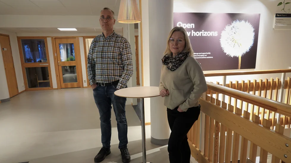 Smurfit Kappa Piteås vd Per Swärd och miljöingenjören Jeanette Bergstedt tillbakavisar Orvo Hannlövs kritik. "Inte seriös", säger Swärd.
