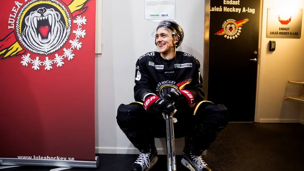 Derbyladdning. Så här ser Johan Forsberg ut när han väntar på                       att bli intervjuad av NSD efter en träning.