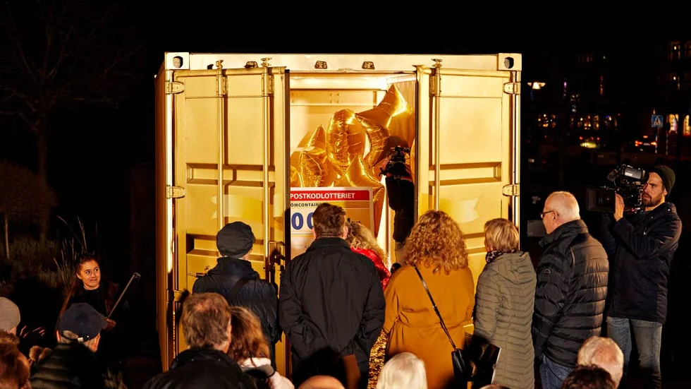 Nu lyser en guldcontainer upp mörkret, i alla fall för några lyckliga med postnummer 983 34.
