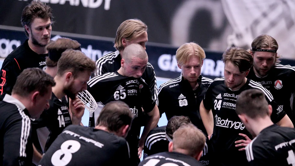 Oskar Hovlund (nummer 65) under en timeout i slutskedet av matchen.