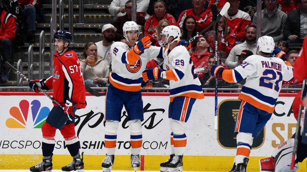 Pierre Engvall (18) firar med Brock Nelson (29) och Kyle Palmieri (21).
