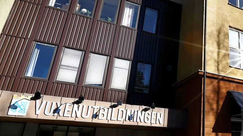 Att rusta ned människors möjlighet till en andra chans skapar en återvändsgränd och en enkel biljett  in på närmaste socialkontor, menar Patrice Soares.