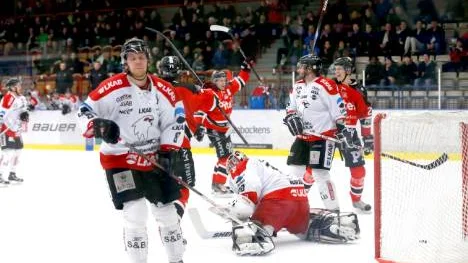 Här släcks Kirunas dröm om kvalspel till allsvenskan. Piteå vann länsderbyt i allettan med 4-2 och nu ska det ganska mycket till för att Kiruna ska ta en av playoff-platserna. "Ingenting är kört ännu", säger Kirunas lagkapten Joel Törmä.