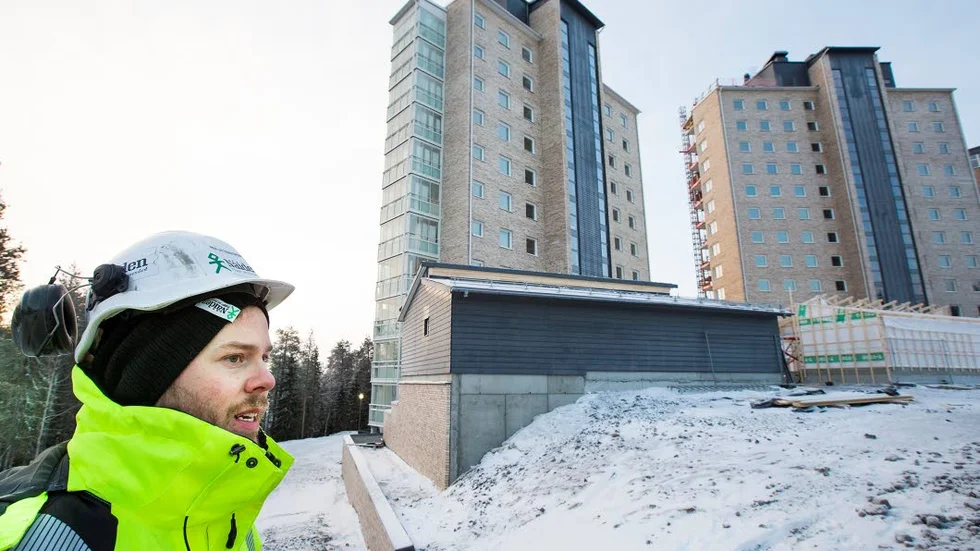En lättad Per Utterström, platschef för Nåiden. Mannen som föll från förrådstaket klarar sig.