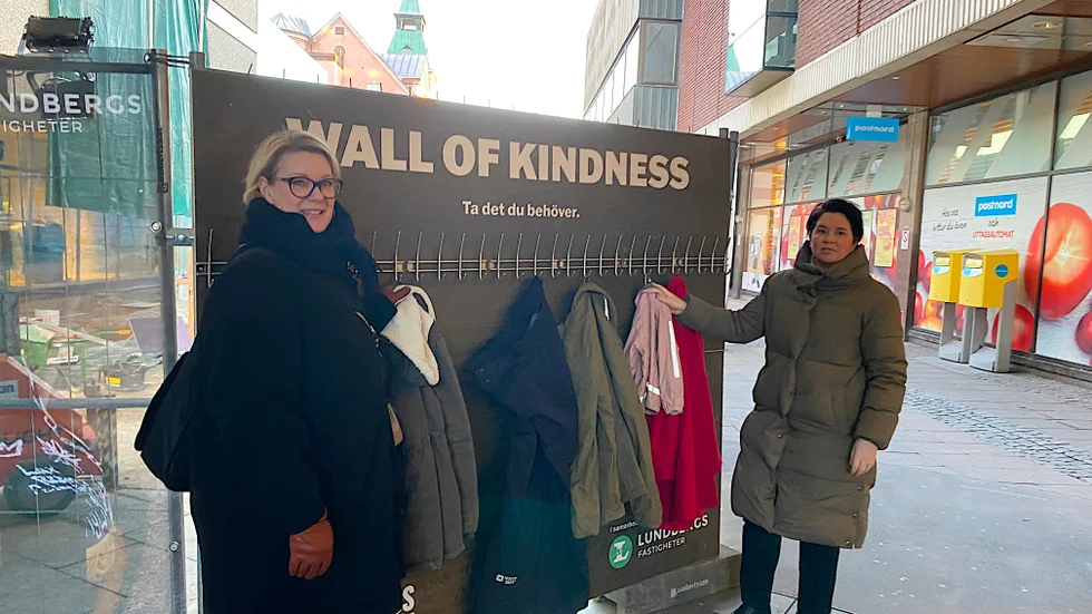 Cilla Holmqvist, marknads- och insamlingschef, och Sanna Detlefsen, direktor vid Östergötlands Stadsmission, vid Wall of kindness mellan Spiralenvaruhusen i Norrköping.
