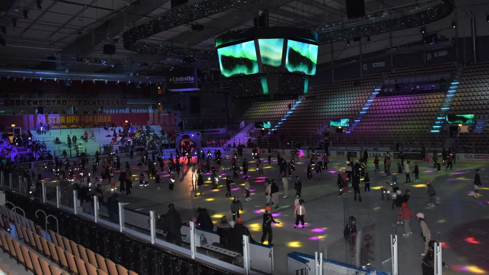 På lördagen anordnades ett skridsko-disco för tjejer på låg- och mellanstadiet på Coop Norrbotten Arena i Luleå.