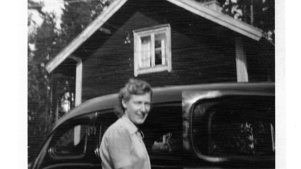 En bild på Boel Lönnborg, tagen någon gång i början av 50-talet, när hon var på väg in i sin morbrors droska.
Bilden är tagen utanför Hagastugan i Bie. I dag är adressen Bieåsen 58.