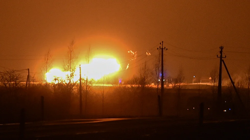 Explosionen inträffade i kommunen Pasvalys i norra Litauen. Den ledde till att det började brinna från ledningen.