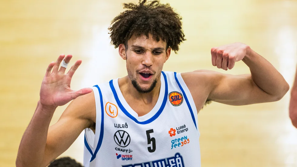221117 Luleås Brendan Bailey jublar under basketmatchen i herrarnas SBL mellan Södertälje och Luleå den 17 november 2022 i Södertälje. 
Foto: Jonathan Näckstrand / BILDBYRÅN / COP 94 / JN0087