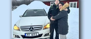 Han hyllar sin fru med en personlig registreringsskylt: "Jag är stolt över henne"