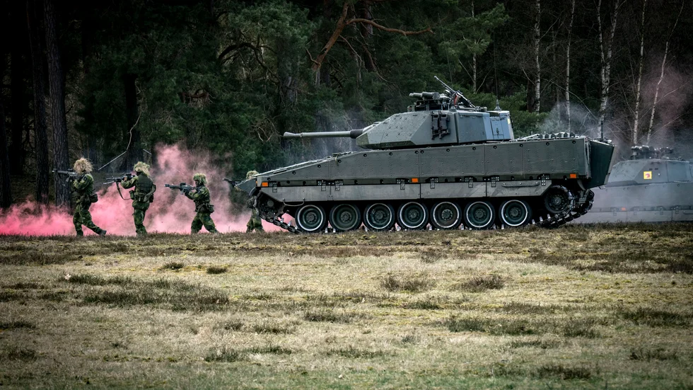 Stridsuppvisning med Stridsfordon 90 på P7 Revingehed 2022. Arkivbild.