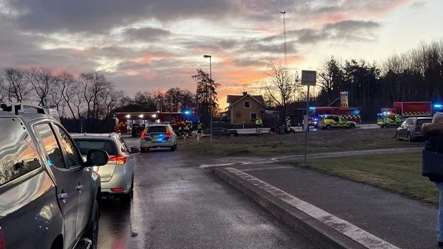 Olyckan inträffade i gryningen vid 07.15, då en personbil skulle svänga ut från Björnsholm och krockade med en bil som kom norrifrån. Bilden är tagen vid 08.20.