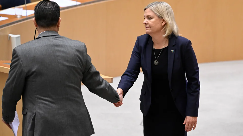 Magdalena Andersson (S) skakar hand med SD-ledaren Jimmie Åkesson under riksdagens partiledardebatt. Debatten var den första efter valet och regeringsbildningen.