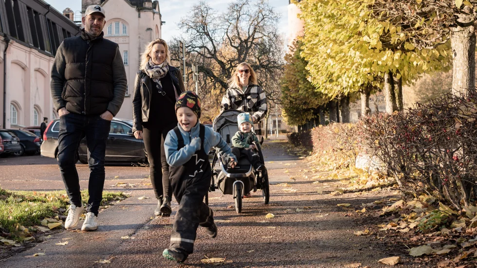 Leo Ekblom, Nathalie Lindroth, Sixten, Frida Pettersson och Walter strålade samman och hejade fram Walters och Sixtens pappa som var ute i spåret. 