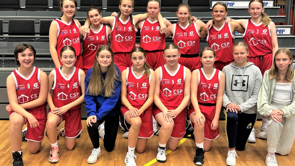 BK Gladan, flickor 15, visade upp hög klass när den första gruppspelsomgången i ungdoms-SM i basket spelades i helgen. Övre raden från vänster: Olivia Lidström, Evelina Andersson, Nova Gustavsson, Edith Nygren, Elin Landström, Emma Olovsson, Emmy Hillar. Nedre från vänster: Vera Edeskär, Elin Keskitalo, Maja Keskitalo, Emma Sundvall, Emmy Sakari, Amanda Nordqvist, Elina Niemi, Ida-Maria Näslund.