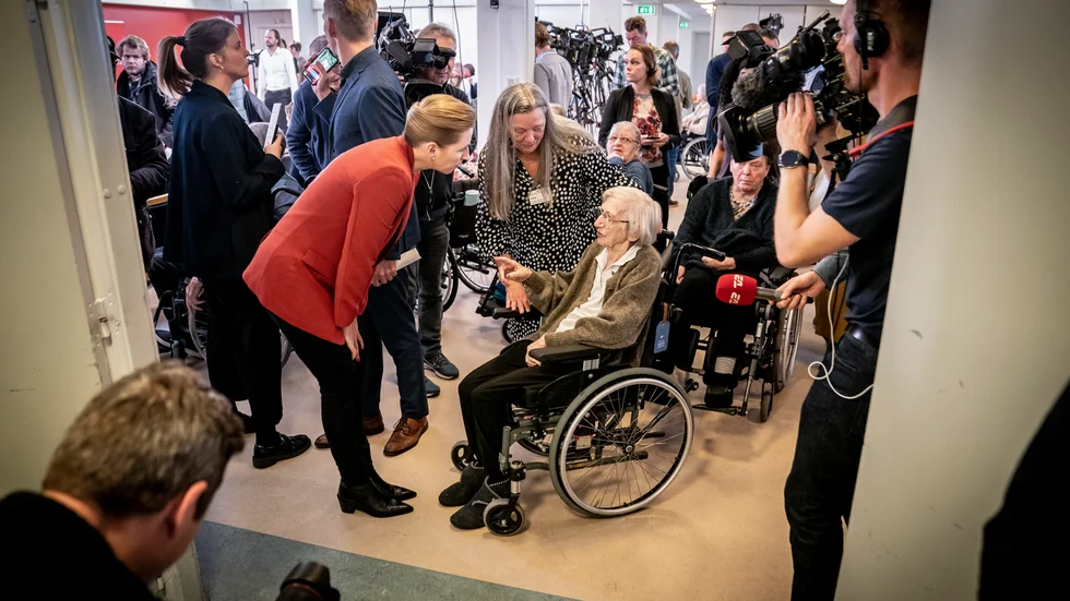 Statsminister Mette Frederiksen (S) i valspurten. S spås landa på runt 24 procent och berörs inte direkt av några spärrar till folketinget. Minst två nya partier väntas ta sig in i parlamentet. 