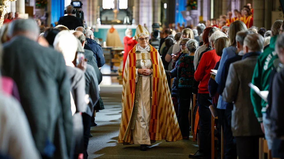 Ärkebiskop Antje Jackelén går i pension. Hon lade ned staven under en gudstjänst i Uppsala domkyrka.