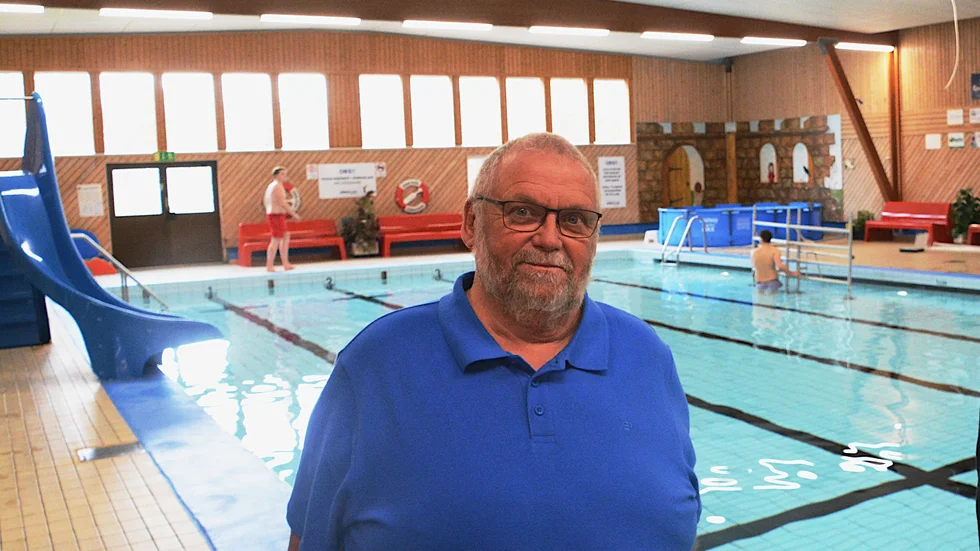 Kenneth Björklund, ordförande för föreningen som driver Gullringens simhall, är nöjd med det ökade stödet från kommunen. "Det är de pengarna som gör att vi klarar oss."