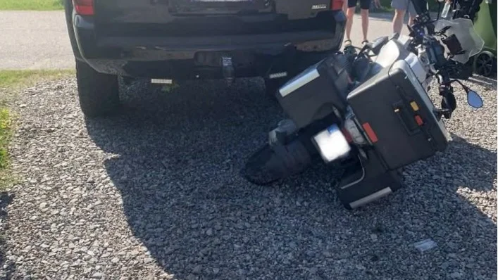 Mannen som flydde i bil från en nykterhetskontroll backade på en polismotorcykel innan han blev stoppad av en villaägare.