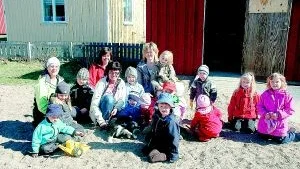 SLUTA SABBA. Låt oss få ett slut på skadegörelsen tycker barnen och fröknarna, Johanna Enbuske, Susanne Sandberg, Lena Englund och Kristina Johansson.