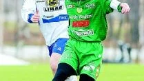 FLYTTAR. IFK Luleås Suad Gruda i kamp med BBK:s David Andersson under en fotbollscup.
