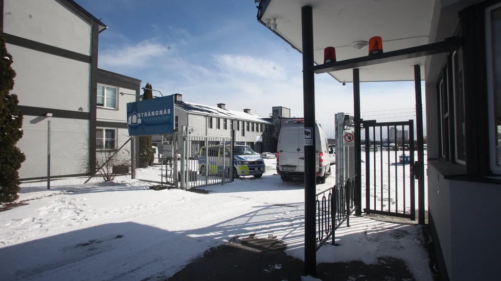Bilder från när polisen spärrat av Strängnäs hantverksby tidigare i år.