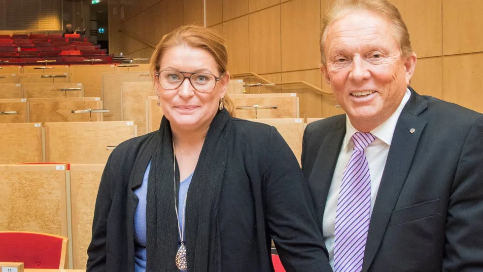 Tillträdande regionråden Linda Frohm (M) och Kenneth Backgård (SJVP).
