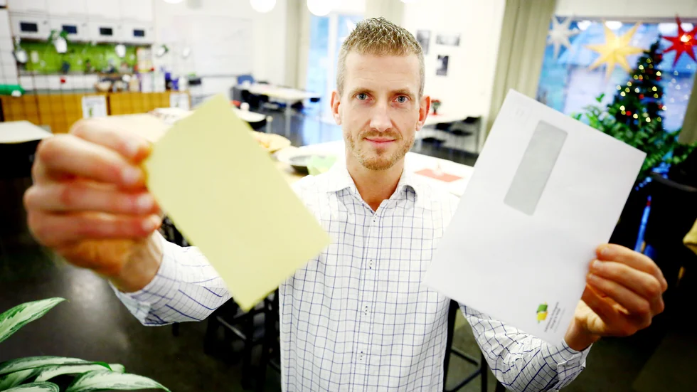 "Kuvert och post it-lappar. Dessa ska sorteras som hushållsavfall. Klistret på dessa orsakar skador på valsarna i återvinningsanläggningen för pappersförpackningar", förklarar Kent Briby, affärsområdeschef återvinning på ESEM.