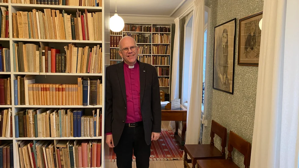 Martin Modéus i Nathan Söderbloms bibliotek i Ärkebiskopsgården.
