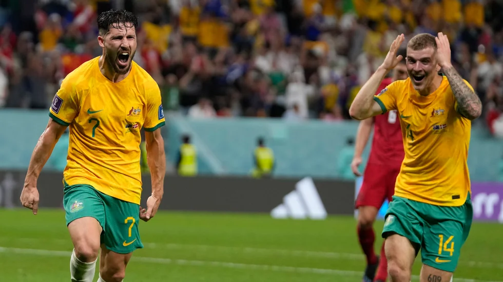 Australiens Mathew Leckie, till vänster, firar segermålet mot Danmark tillsammans med lagkamraten Riley McGree.
