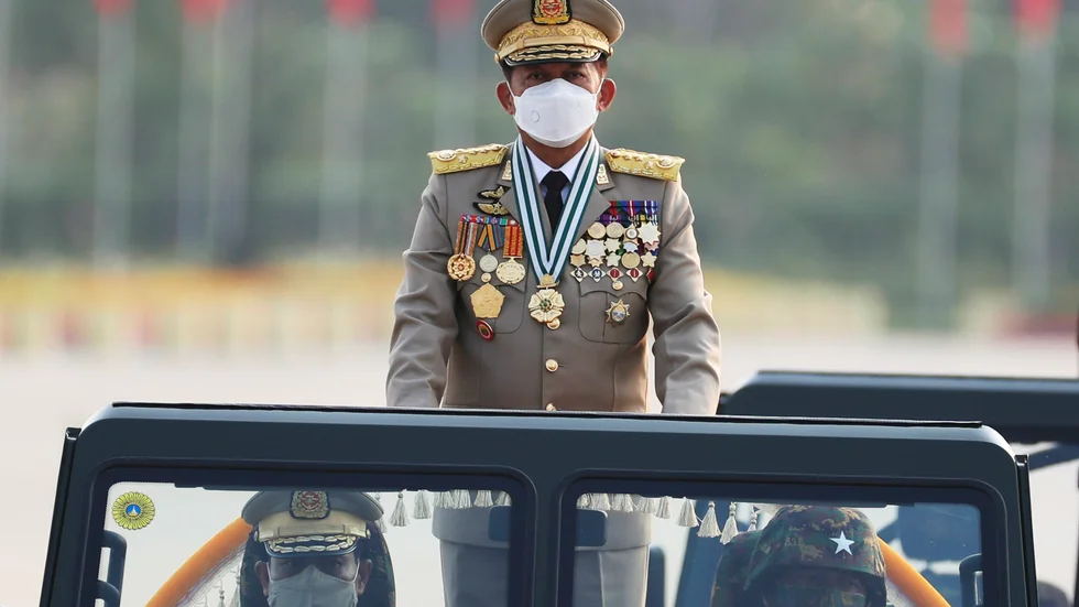 Myanmars hårdföre juntaledare Min Aung Hlaing inspekterade sina styrkor under en militärparad i våras. Landet har varit oroligt sedan militärkuppen i februari i fjol då folkvalda Aung San Suu Kyi avsattes. Arkivbild.
