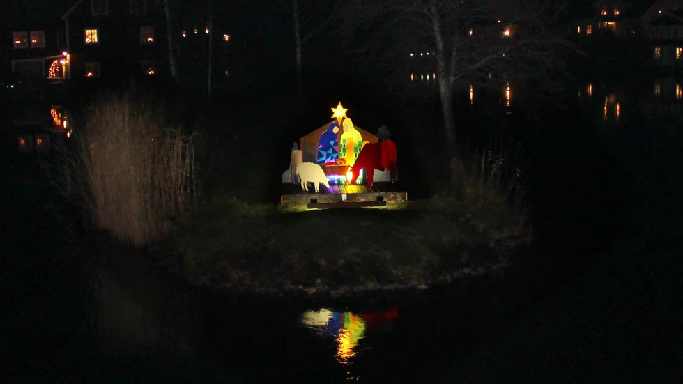 Julkrubban i Borensberg har i år fått en ny placering, den syns tydligt från Strömbron (speciellt på kvällen) på dess nya placering på Kvarnholmen.
