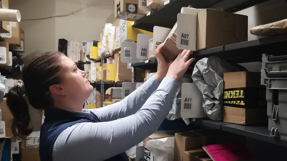 Therese Eriksson på Hemköp berättar att det är fullt på hyllorna i affärens paketlager.