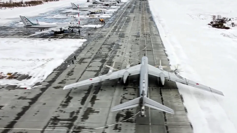 En bild tagen från en video från det ryska försvarsdepartementet visar ett Tu-95-bombplan förberett för att lyfta från Engelsbasen den 24 januari i år. Arkivbild.