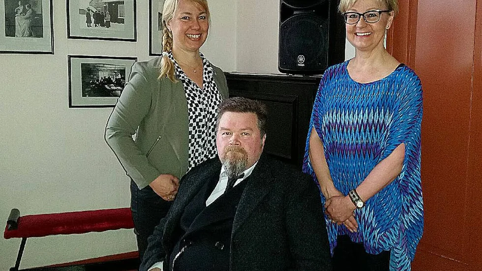 TRIO. Josefin Nilsson Valencia höll föredrag, Kjell Henriksson - för dagen utklädd till Hjalmar Lundbohm och Ann Palmnäs tog emot på Hjalmar Lundbohmsgården.