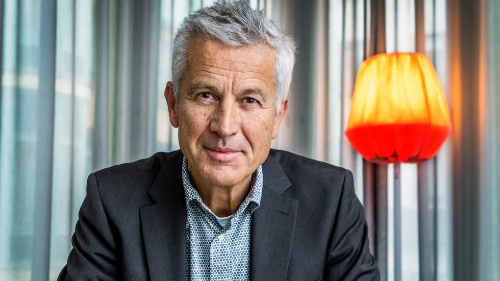 "Jag har bevis för allt i boken. Om jag skriver att någon går in i rummet med ett blekt ansikte, så står det någonstans så i en dagbok eller ett brev. Jag har inte hittat på någonting, läsaren ska veta att det här hände verkligen på det här viset. I värsta fall behövs bara fyra veckor och två dagar för att förstöra demokratin och bygga upp en diktatur", säger författaren och journalisten Uwe Wittstock.