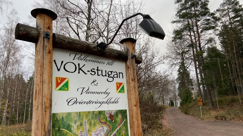 För elljusspåren i VOK-stugan finns inga planer på att stänga av belysningen, men kommunen tittar på timer-lösningar likt den som installerats i Storebro.