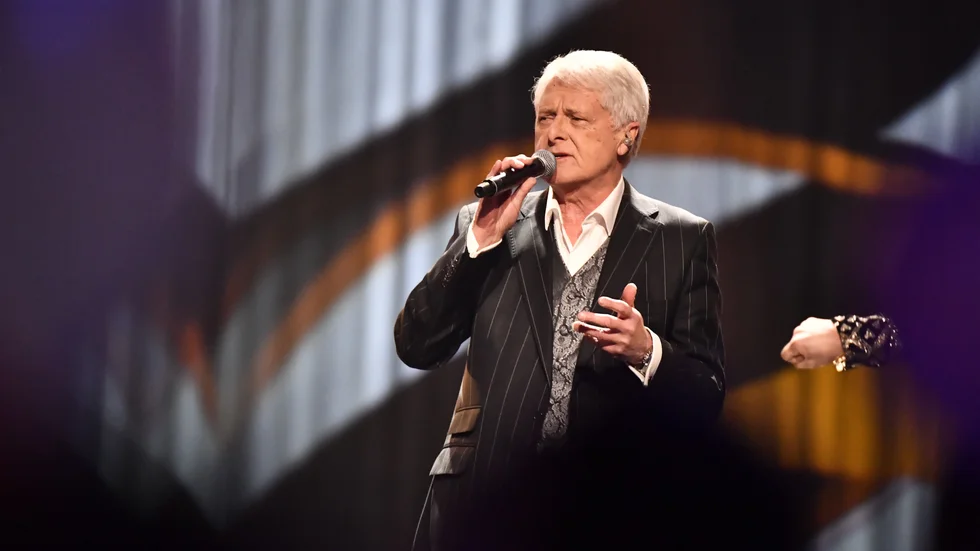 Claes-Göran Hederström sjunger ”Det börjar verka kärlek, banne mej” på scen under Andra chansen i Melodifestivalen 2020.