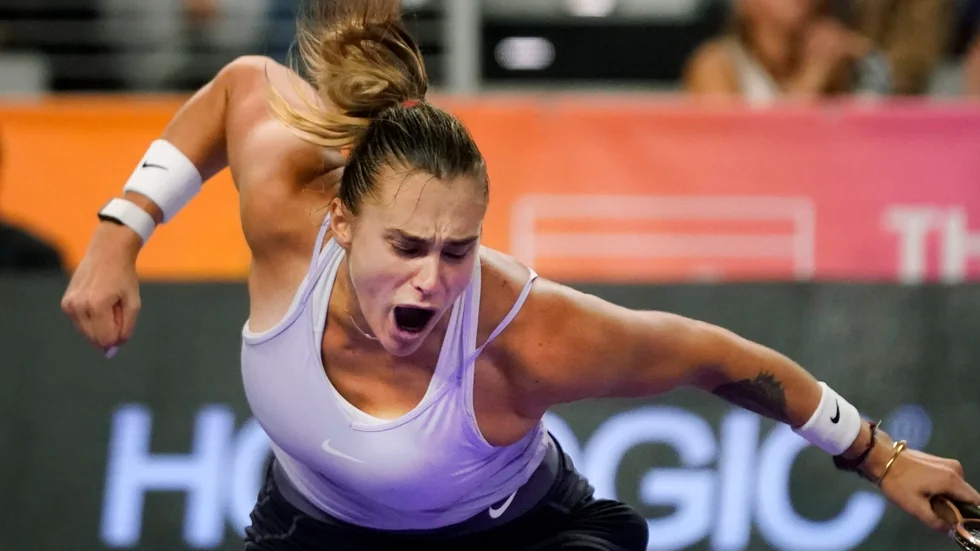 Aryna Sabalenka blev väldigt glad för segern över världsettan Iga Swiatek.