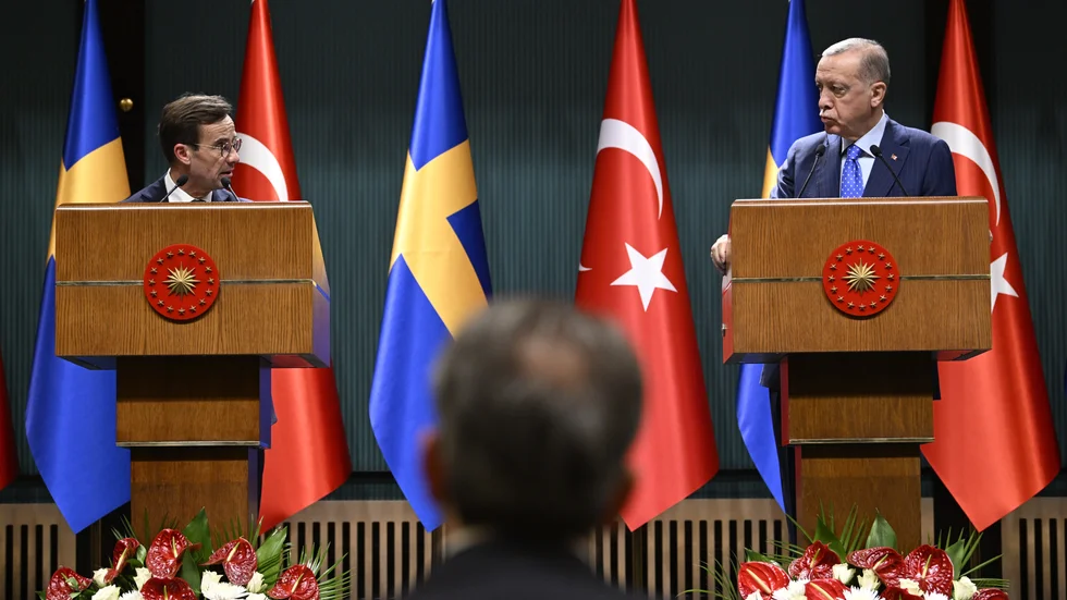 På tisdagen höll Ulf Kristersson (M) och Turkiets president Recep Tayyip Erdogan en gemensam pressträff i Ankara i samband med ett möte där man diskuterade Sveriges Natoansökan. 
Vår krönikör Jesper Bengtsson anser att det är otänkbart att Sverige skulle tillmötesgå Erdogans krav om att lämna ut personer till Turkiet som inte begått terrorbrott enligt svensk lag.
