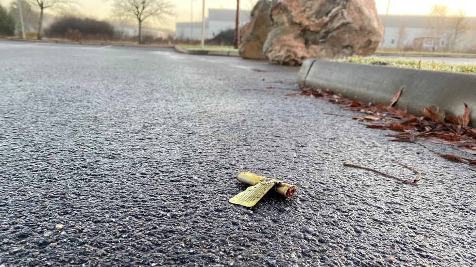 Smällare som avfyrats på parkeringen intill Sporthallen Vikingen i Söderköping.