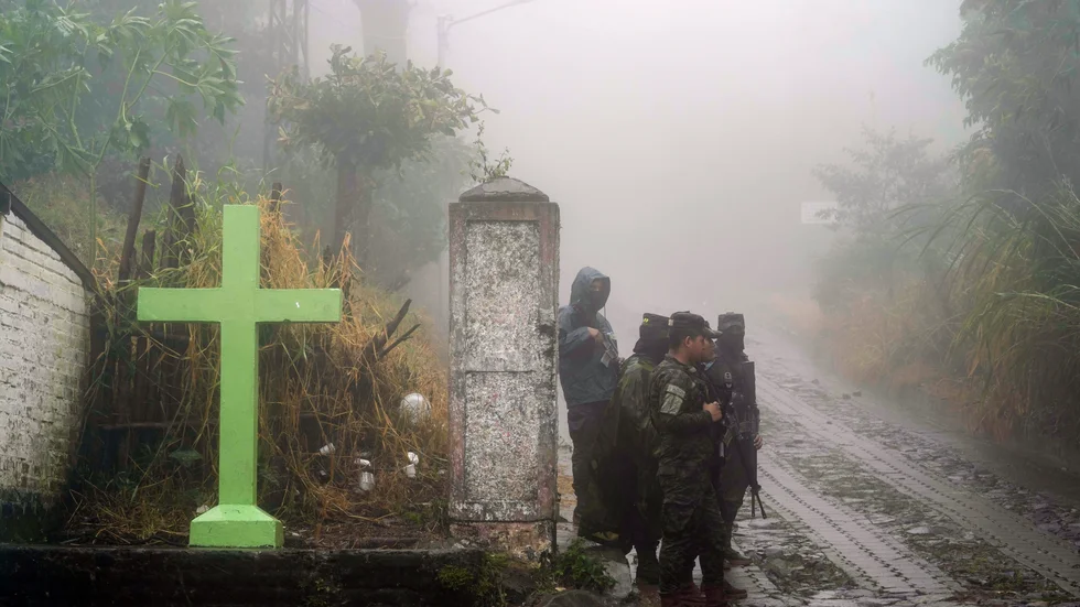 Soldater vid en kyrkogård i El Salvador. Arkivbild.