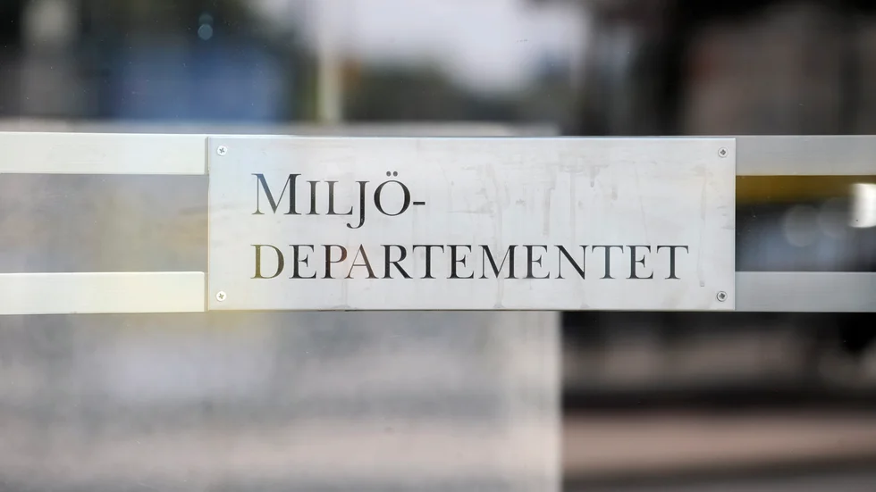 Att miljödepartementet slagits ihop med näringsdepartementet har väckt kritik.