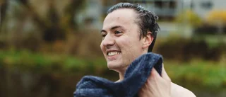 Johan har inte missat ett bad på 35 månader – novemberdoppet blev i Fyrisån • Tävlar om kaffepaket