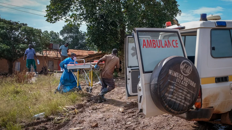 En bår som används för misstänkta ebolaoffer bärs tillbaka till en ambulans efter att ha tvättats i staden Kassanda i Uganda. Arkivbild.